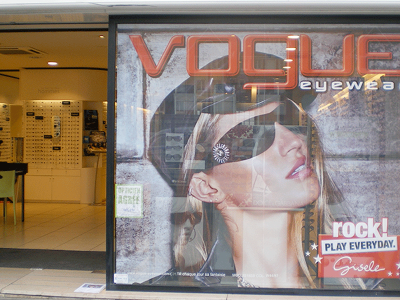 magasin vitrine vitrophanie impression microperfore sur verre