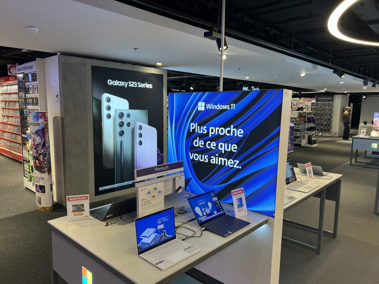 Panneaux publicitaires lumineux présentant des téléphones dans un magasin.
