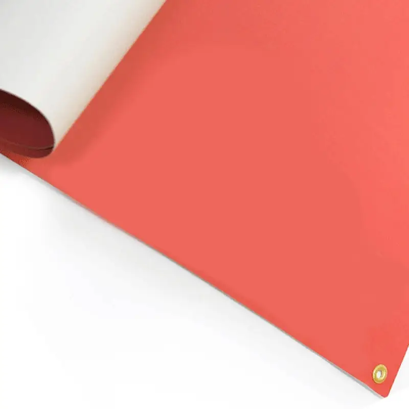 Banderole rouge partiellement déroulée avec un œillet dans un angle.