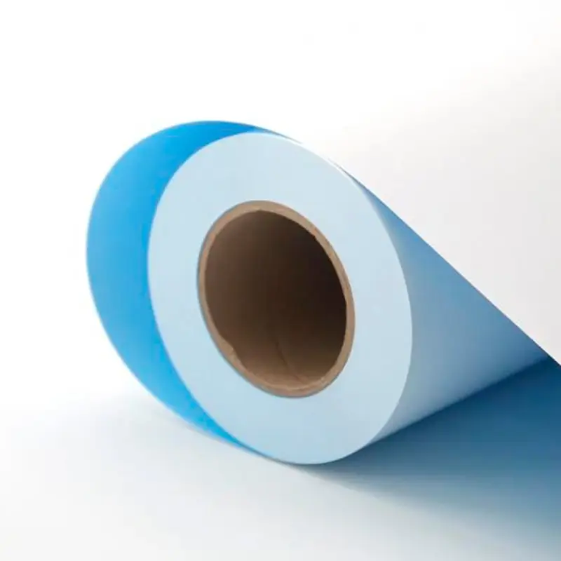 Rouleau de support blanc et bleu partiellement déroulé, avec son mandrin visible.
