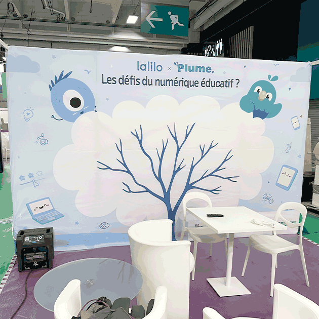 Toile imprimée à motifs illustrés sur un stand avec une table et des chaises.