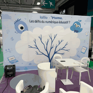 Fond de stand illustré d’un arbre, installé derrière des tables et des fauteuils.
