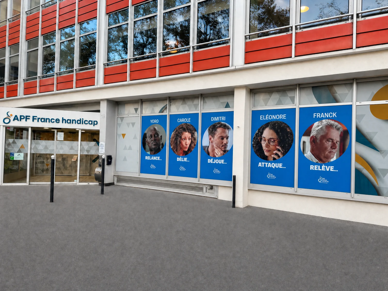 Vue d’ensemble des bâches imprimées avec cinq portraits sur la façade d’APF France handicap à Paris.