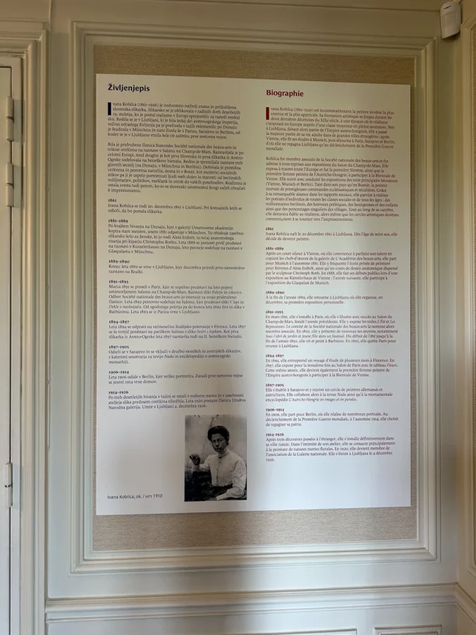 Panneau biographique bilingue français et slovène consacré à Ivana Kobilca dans les salons de l’ambassade.