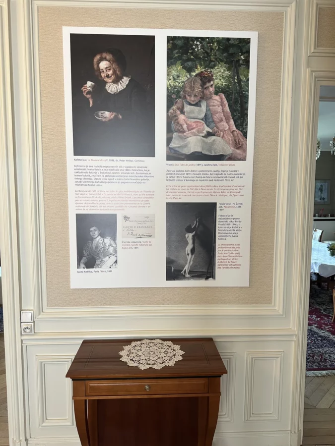 Panneau d’exposition associant reproductions de peintures d’Ivana Kobilca, photographies et textes bilingues.