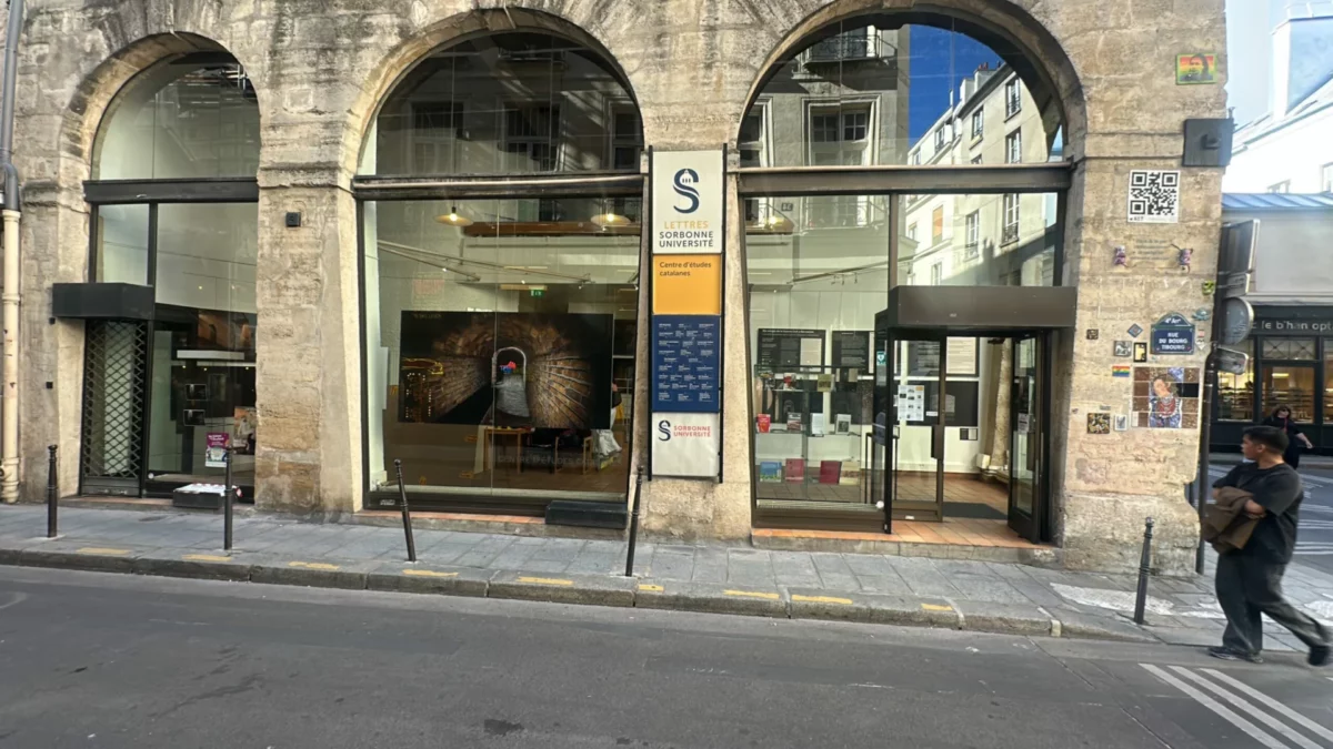 Façade vitrée du lieu accueillant l’exposition Sorbonne Université, rue Sainte-Croix-de-la-Bretonnerie.