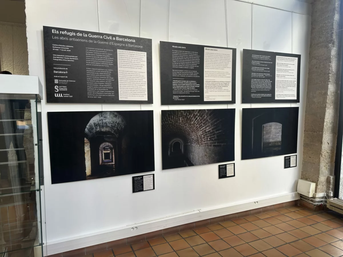 Panneaux de présentation et photographies exposés côte à côte pour Sorbonne Université.