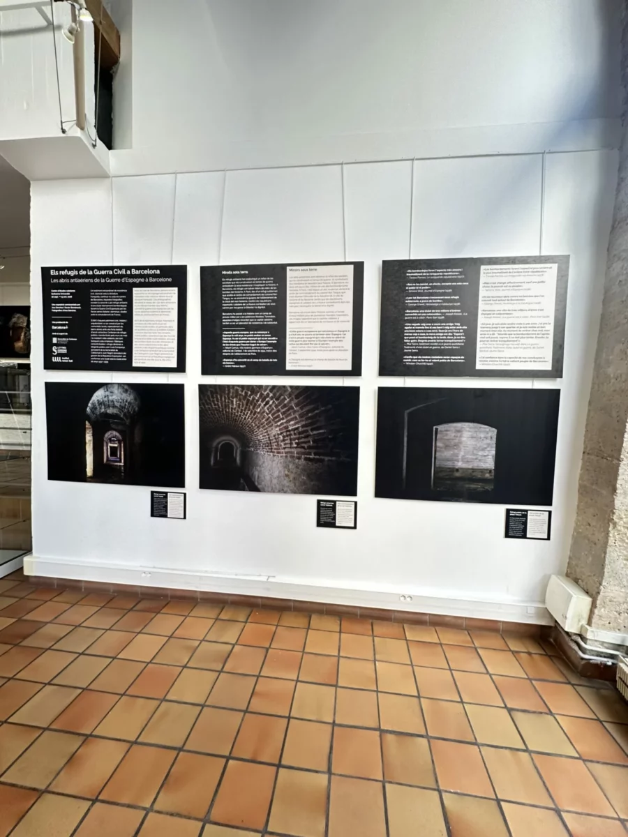 Vue verticale des panneaux de textes et des photographies de l’exposition Sorbonne Université.