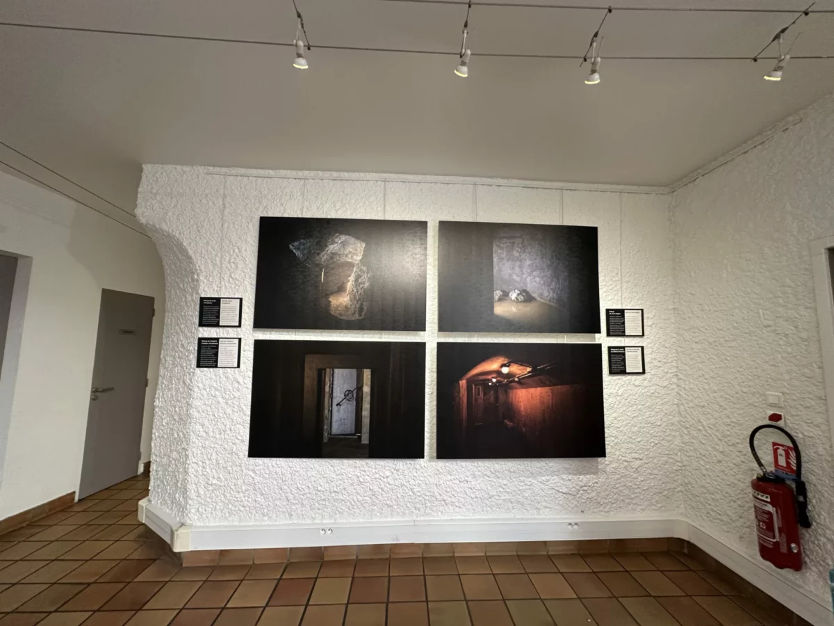 Vue frontale des panneaux photographiques et de leurs légendes dans la salle d’exposition.