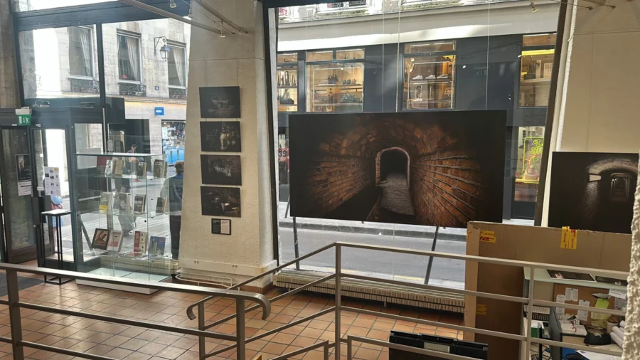 Vue générale des panneaux photographiques et de la vitrine de l’exposition Sorbonne Université à Paris.