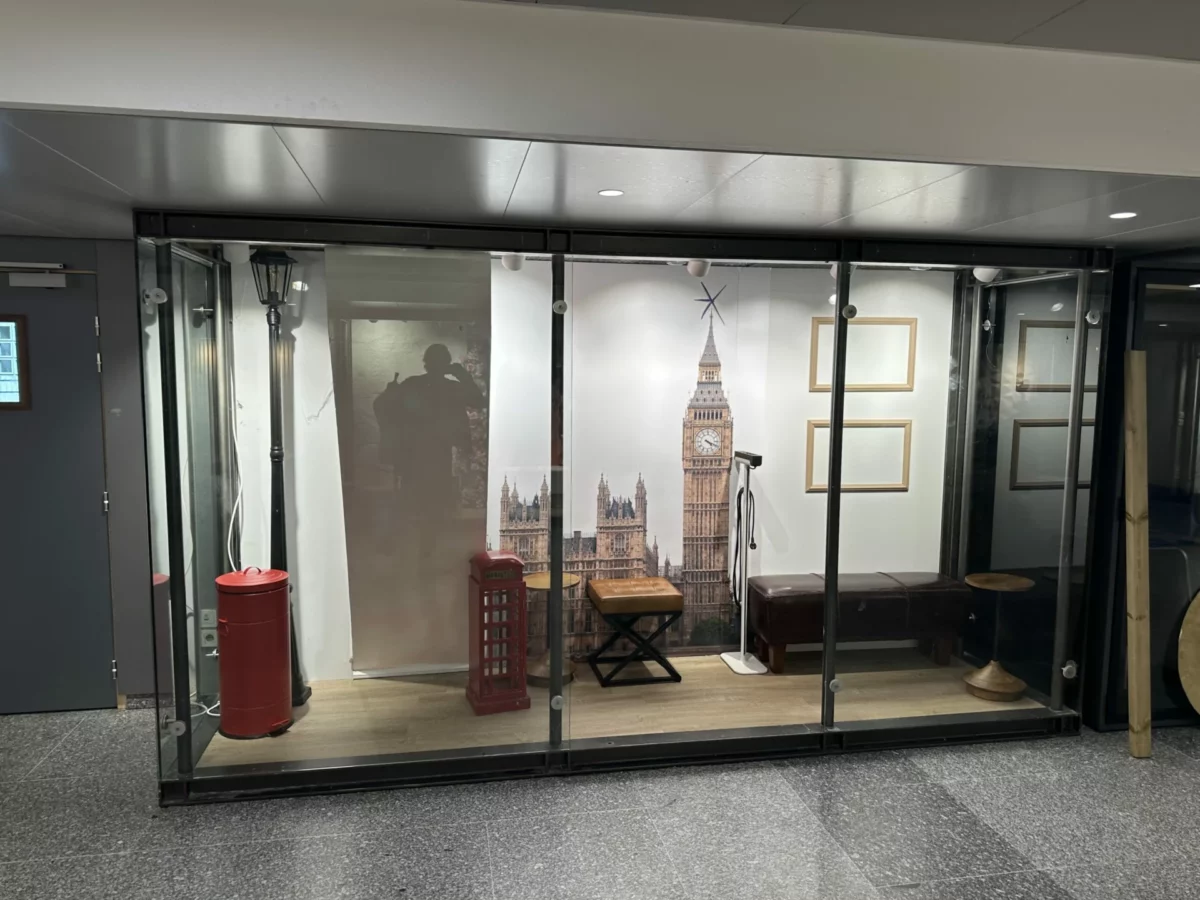 Décor imprimé représentant Londres et Big Ben dans un espace vitré.