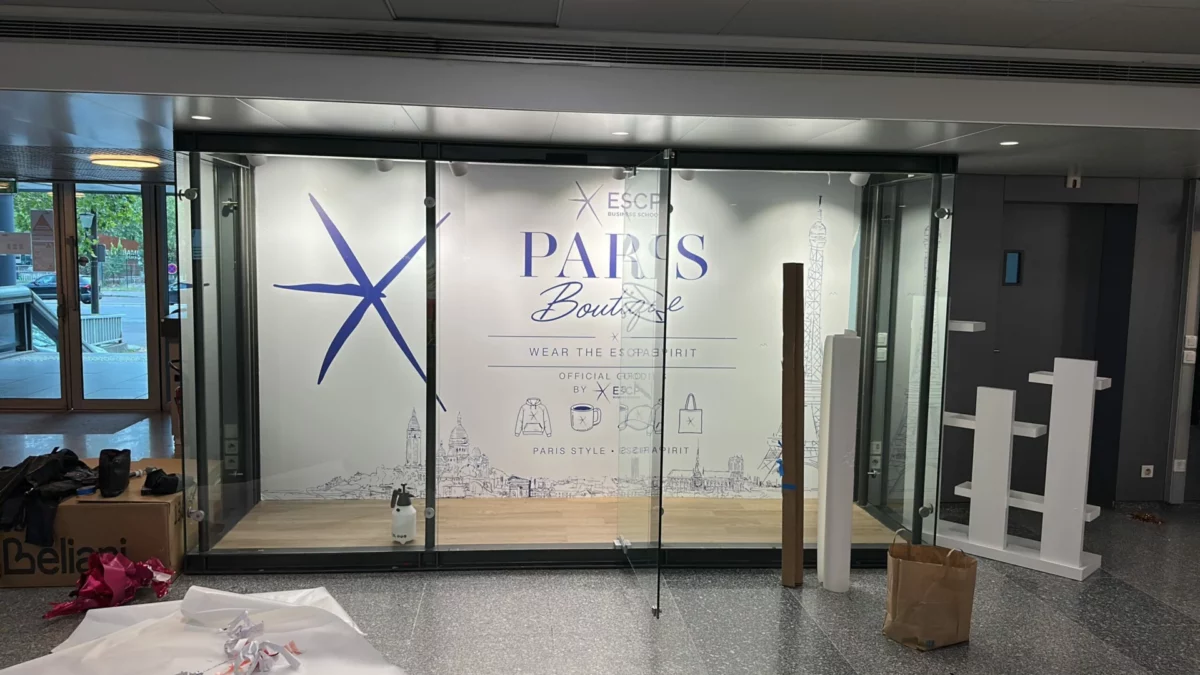 Décor imprimé sur le thème de Paris installé derrière une paroi vitrée pour l’événement ESCP.