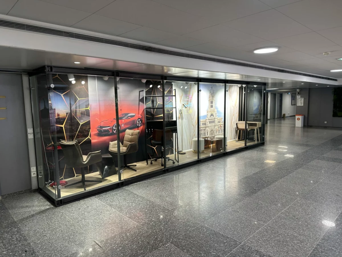 Vue latérale des décors événementiels installés le long du passage.