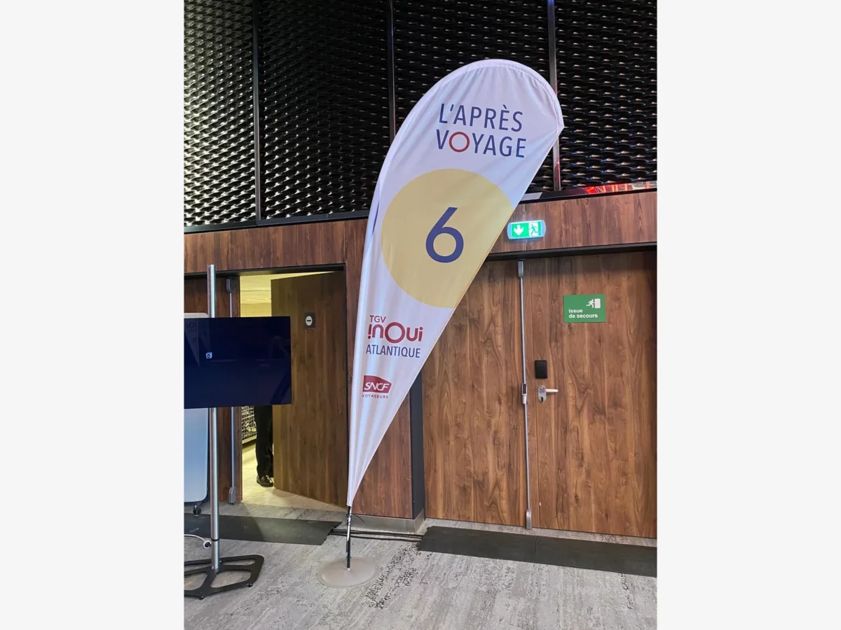 Drapeau goutte numéro 6 « L’après voyage », aux couleurs de TGV INOUI Atlantique et SNCF Voyageurs.