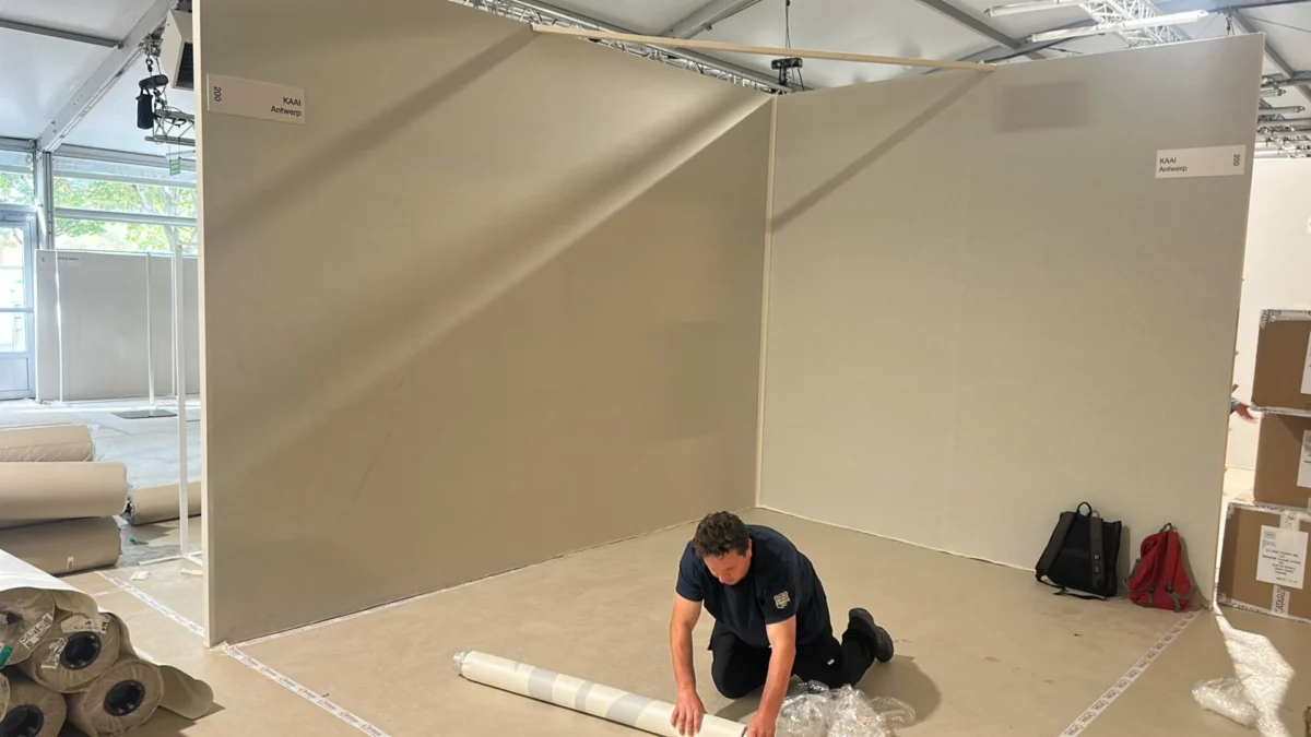Installation de l’habillage du stand Première Classe avant son aménagement.