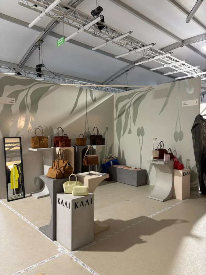 Stand aménagé au salon Première Classe, avec habillage mural végétal et présentoirs de sacs.
