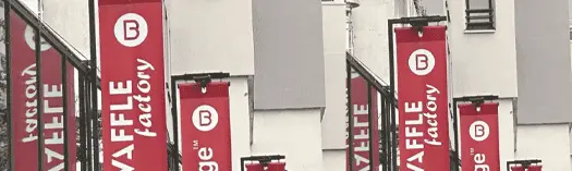 Banderoles publicitaires imprimées présentées sur leurs supports