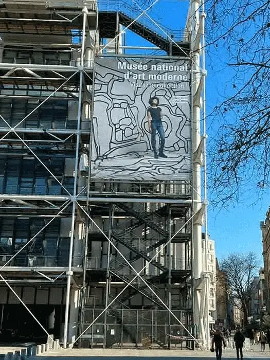 Installation d’une bâche grand format sur une façade avec échafaudage