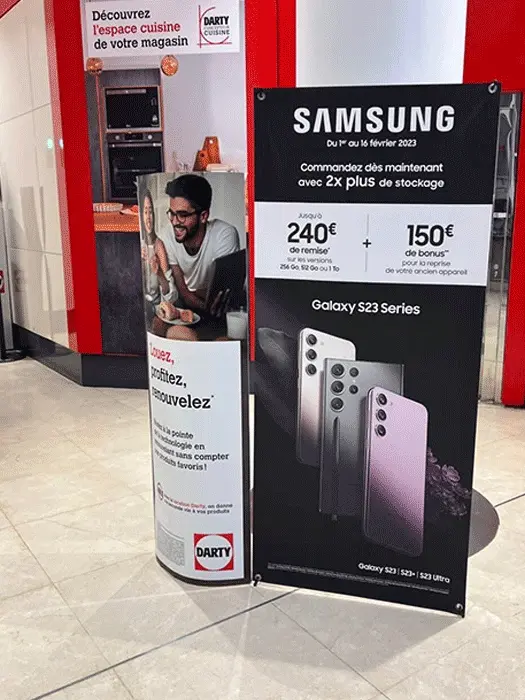 Roll-up publicitaire présenté dans un espace événementiel